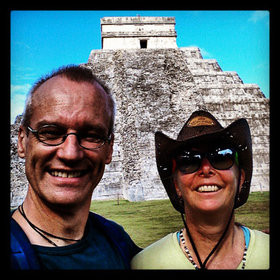 Pat og Otto foran den slående vakre pyramiden El Castillo