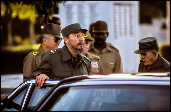 Fidel Castro under en begravelse av en av revolusjonens helter
